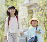 手をつないだ二人の子供の写真